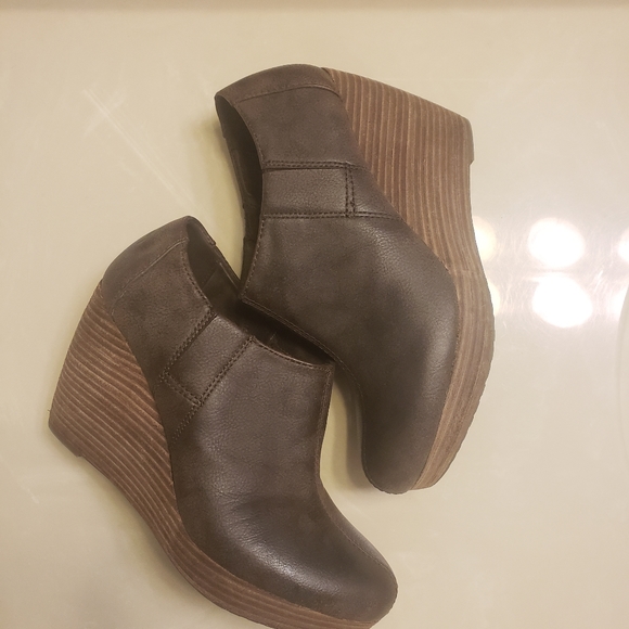 Dr Scholl's Brown Ankle booties/wedges size 8